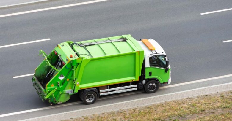 Caminhão de lixo verde. Veja como fazer o descarte de resíduos sólidos!