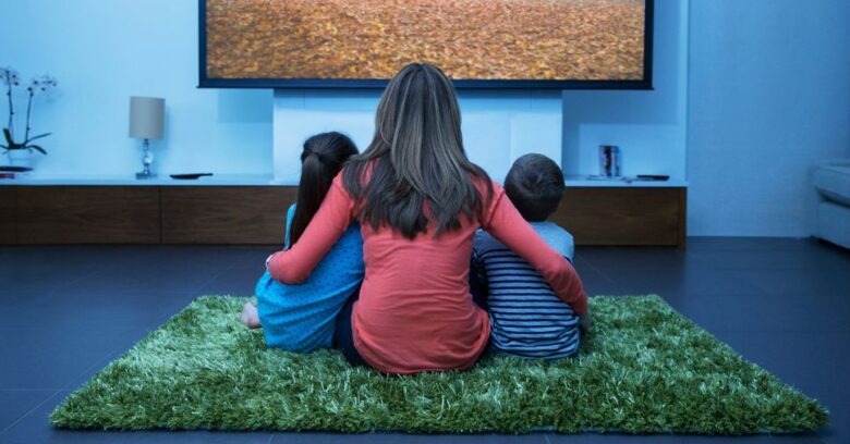 Família assistindo séries sobre meio ambiente.