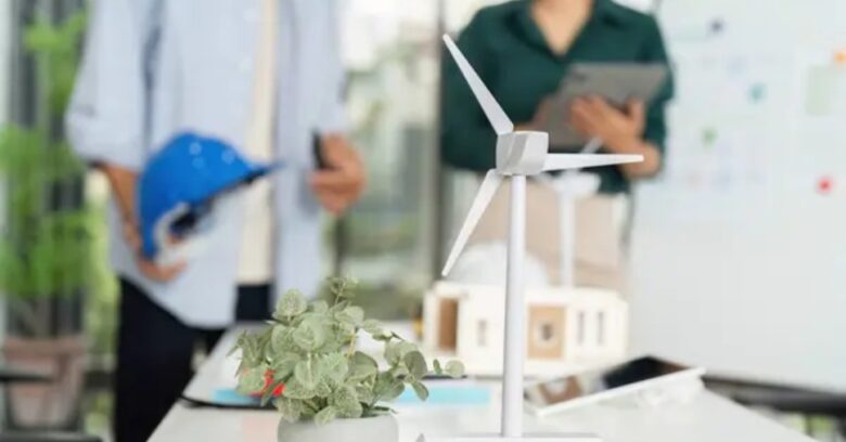 Maquete de turbina eólica ilustra o planejamento de dados para relatórios ambientais.