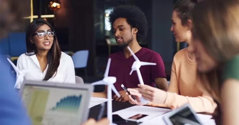 Uma equipe pensando em como transformar o negócio em uma empresa ecológica.
