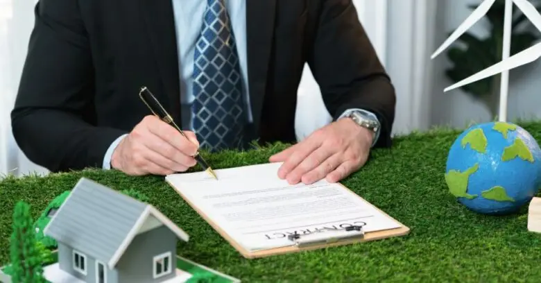 Executivo assina contrato sobre grama para certificações ISO 14001 e ISO 18001.