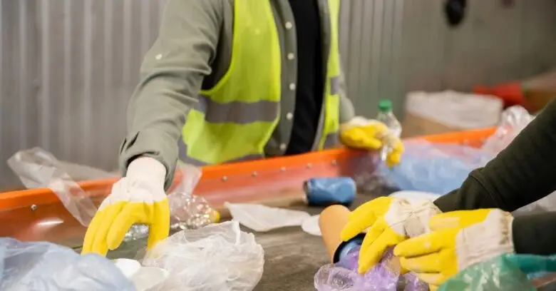 rabalhadores fazem triagem de materiais para certificado de destinação final.