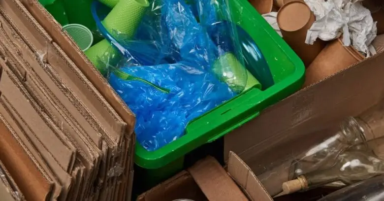 Coleta seletiva com plásticos e papelão em resíduos perigosos e não perigosos.